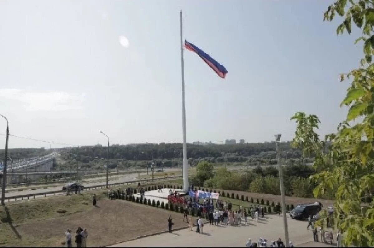    В Калуге подняли российский триколор на въезде в город