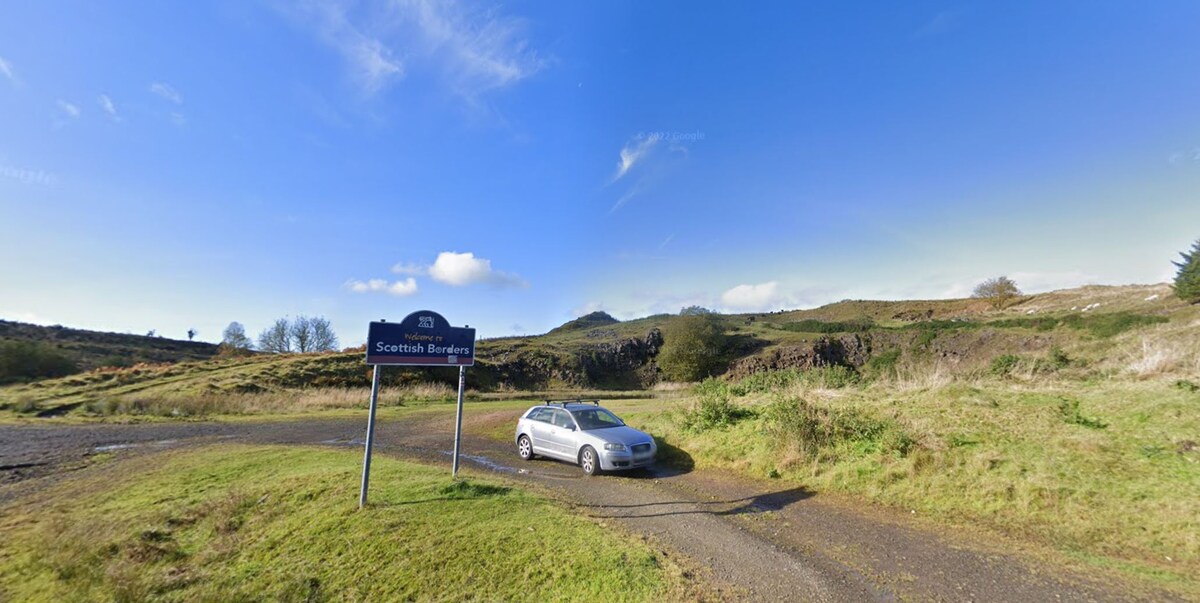 Типичная местность на границе Англии и Шотландии. Знак гласит "Шотландские границы" (Scottish Borders).