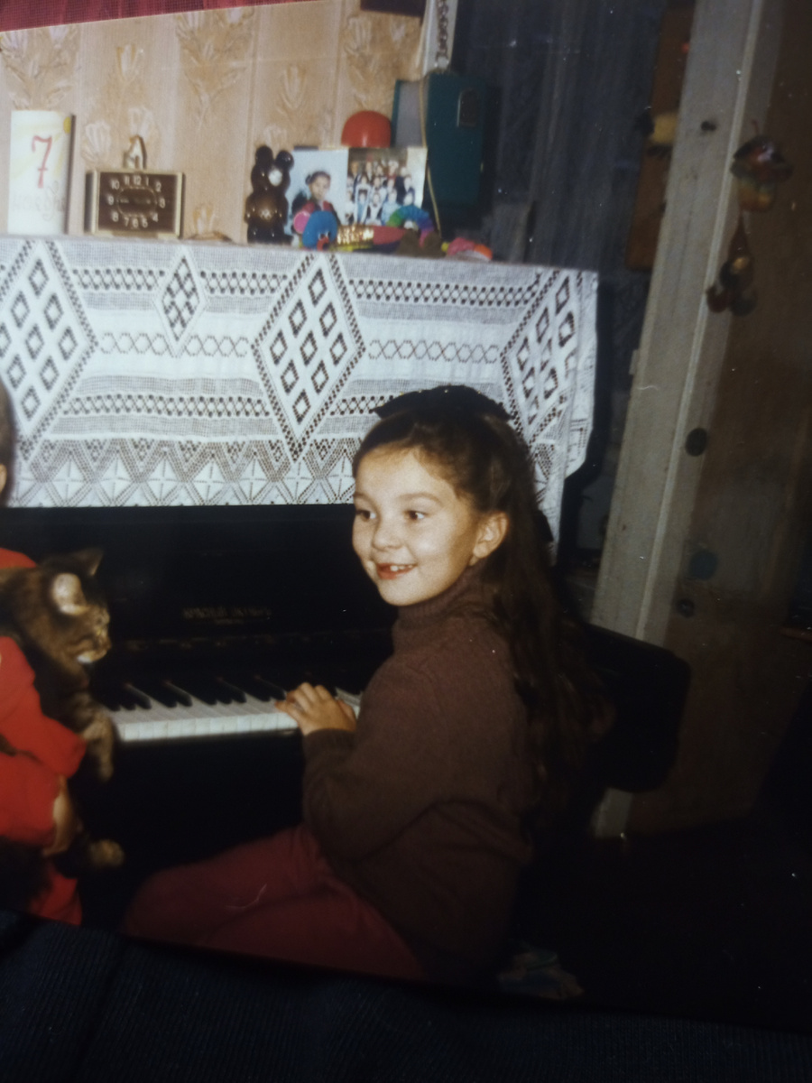 Зуба, кстати, вообще нет: да-да, вспоминаю, он долго не рос, а потом вырос - но перпендикулярно зубному ряду