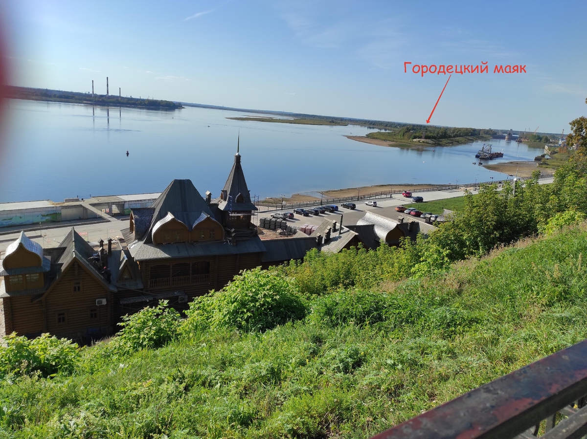Вид на Городецкий маяк на "Зеленом острове" из г. Городец, фото 01.09.2023г.