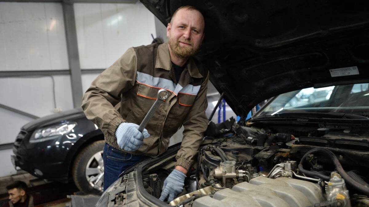    Автослесарь Леонид Лозинский за работой / Фото: Александр Кочубей / Вечерняя Москва