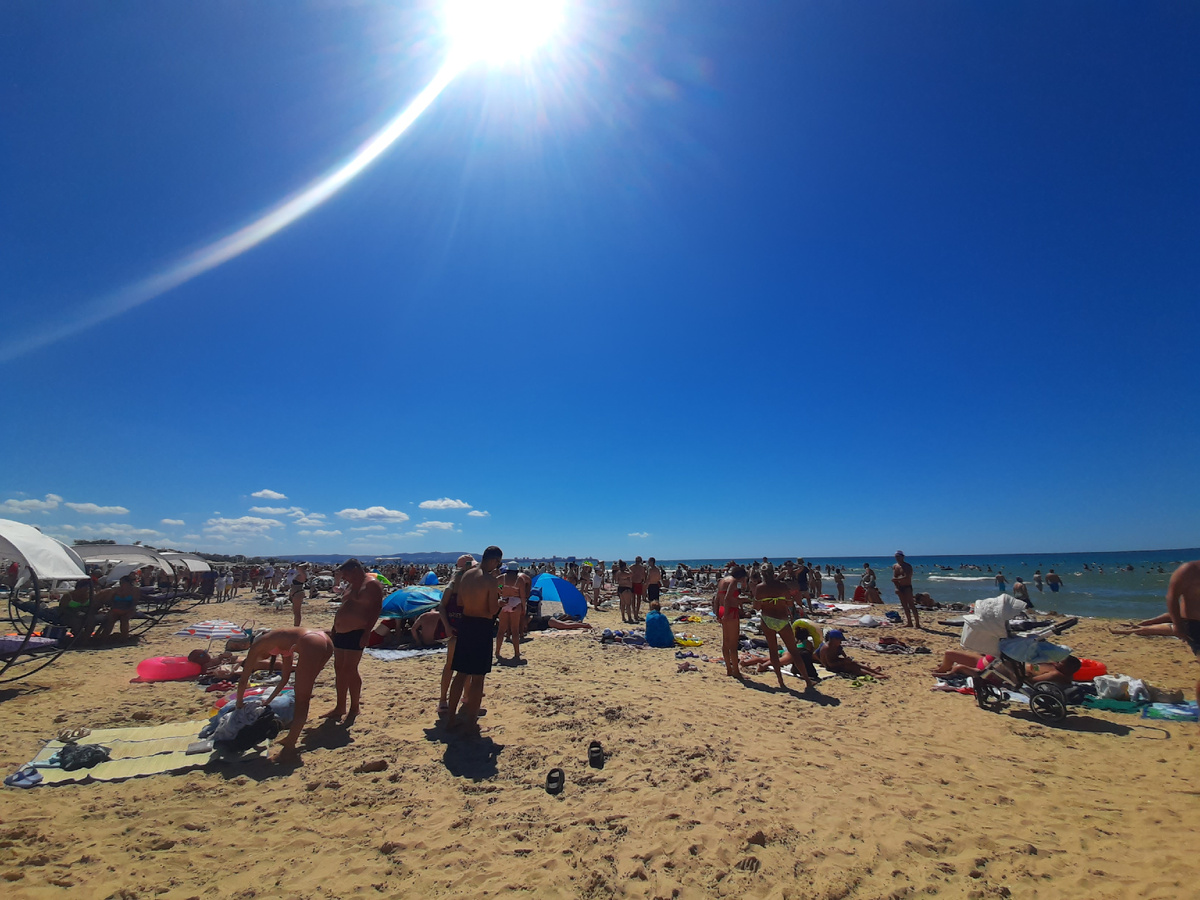 А это обычный день под палящим солнцем в Анапе. Многолюдно. Море спокойное и теплое.
