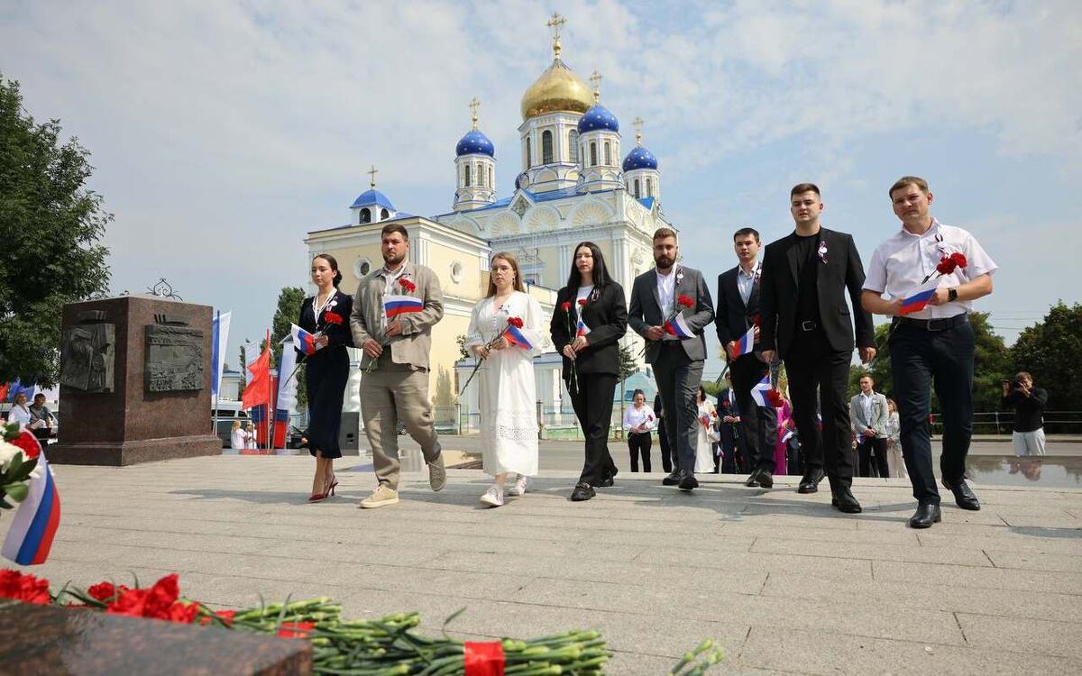    В Ельце парламентарии из 18 субъектов ЦФО почтили память воинов Великой Отечественной войны областного Совета депутатов