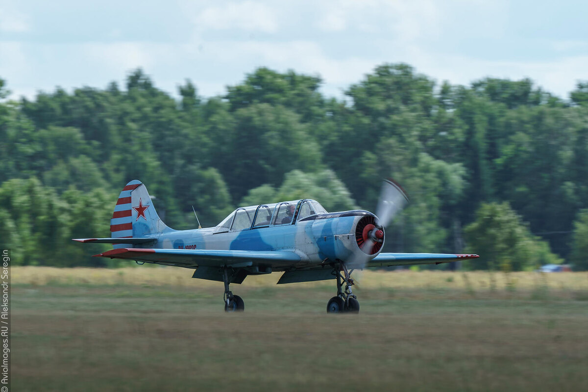 Як-52 на взлете. Фото: Александр Серёгин © АВИА ИМАДЖЕС РУ