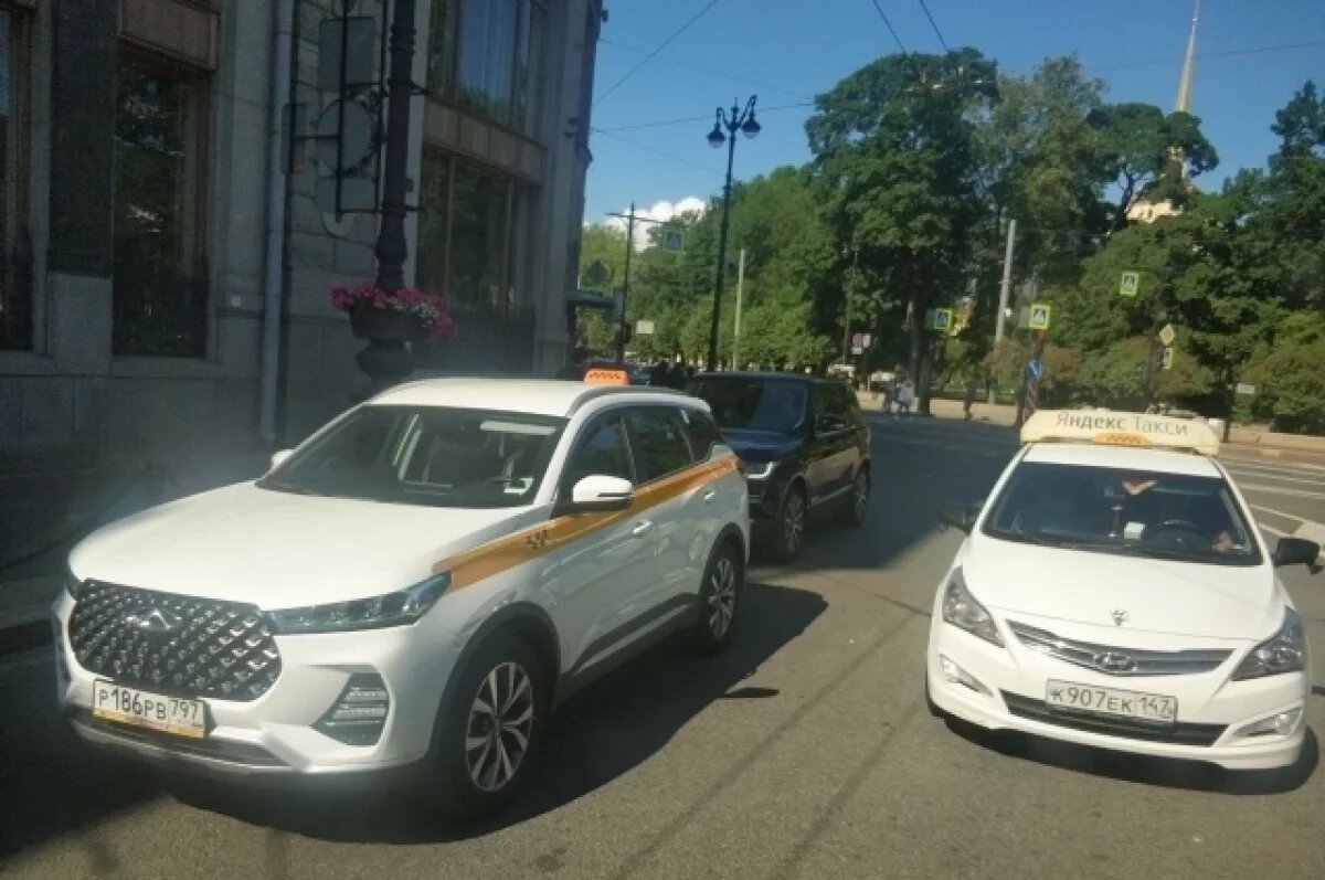    В Ленобласти до конца года ввели запрет на работу иностранцев в такси