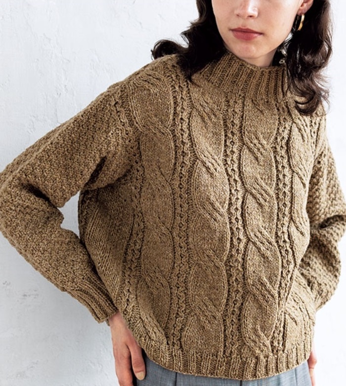 Бежевый свитер. Фото источник: журнал по вязанию keito dama.