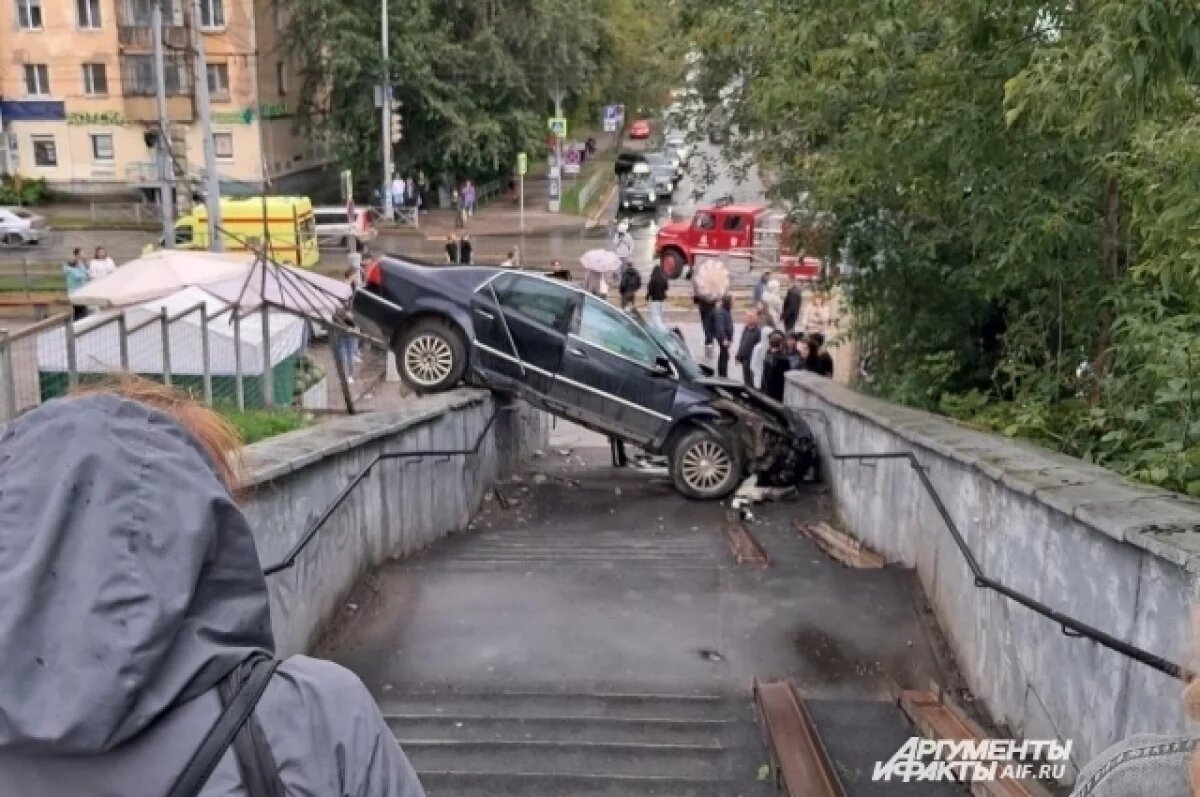    Автомобиль приземлился на лестнице.