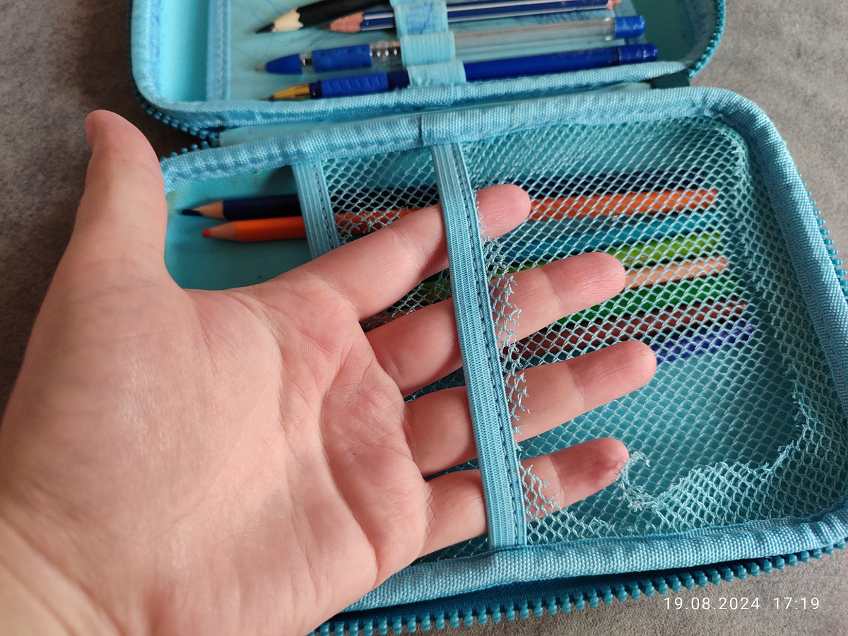 Хороший пенал, почти как новый. Просто однажды у Паши был творческий порыв. И потом стало вот так