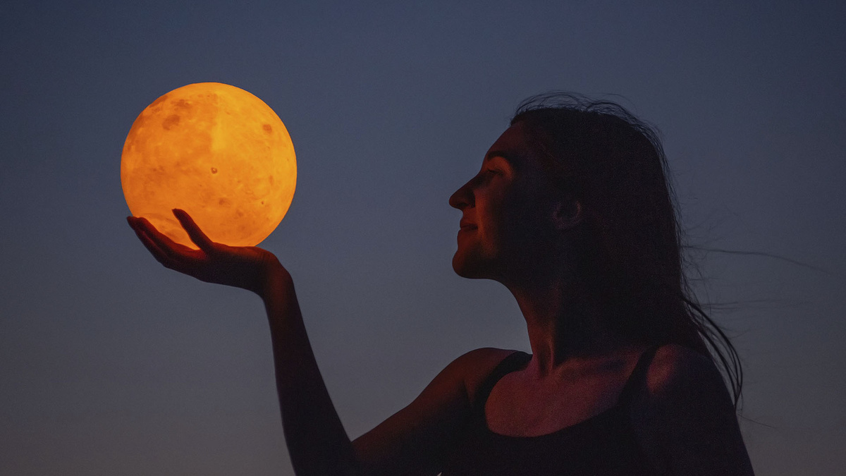 На картинках Луну почти всегда рисуют намного больше, чем она есть на самом деле — потому что она очень яркая и просто обманывает человеческий мозг. Этот эффект называется «иллюзия Луны»