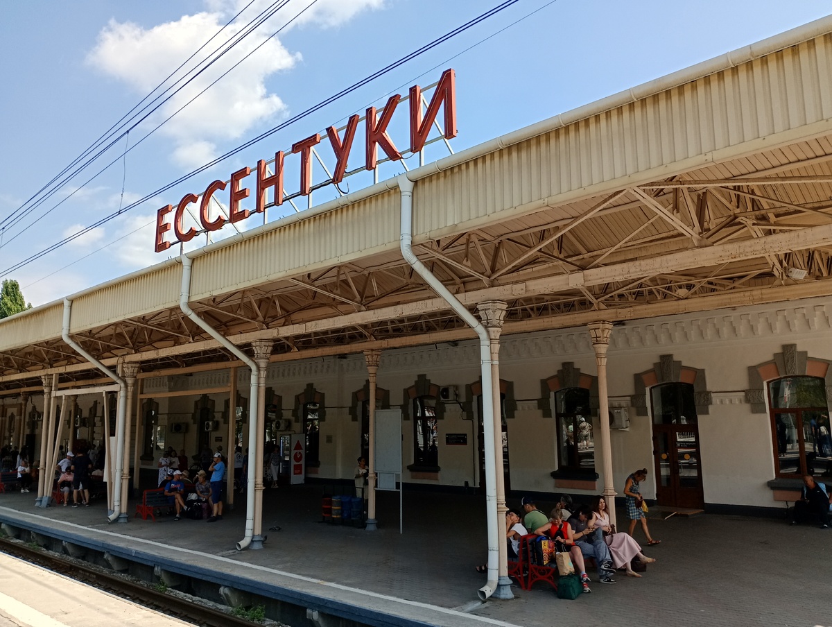 Вокзал Ессентуки утром. Листайте вправо