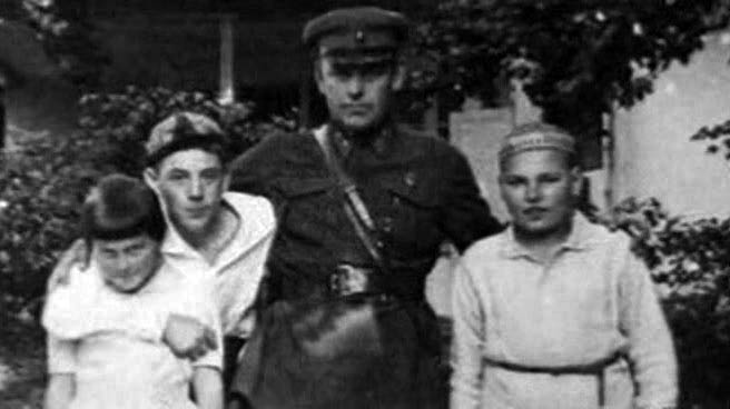 Власик в 30-х с детьми Сталина: Светланой, Василием, а также приемным сыном вождя Артемом Сергеевым