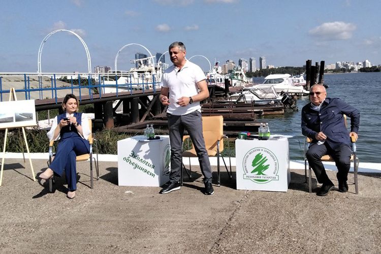    Встречу об экологической ситуации в Татарстане собрали на площадке перед центром Государственной инспекции по маломерным судам (ГИМС) МЧС России на Кировской дамбе