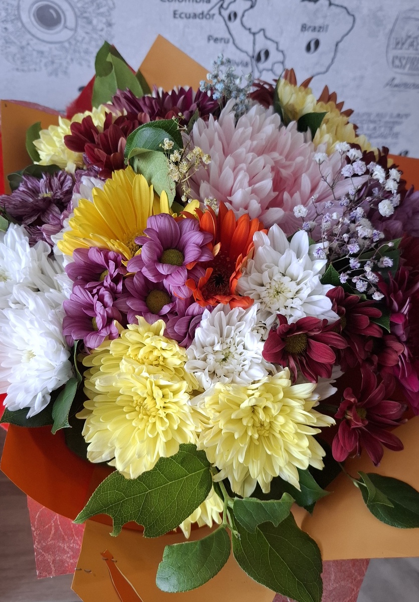 Это я немножко болею, а мне поднимают настроение. Знаете, в личку пришло несколько обиженных возгласов, что, мол, я наезжаю на мужчин и на их, якобы, неспособность увидеть кетчуп в холодильнике. Ну, это я на основании своего собственного опыта делаю выводы, что мужчины, порой, менее внимательны к деталям. Но уж поверьте, я почитаю мужской пол и ни в коей мере не пыталась никого высмеивать. Вообще, обида - такое странное чувство, которое мы сами себе придумываем: если близкий человек скажет что-то неприятное, мы обижаемся, если те же самые слова вы услышите от бомжа, который только что проснулся на скамейке весь вонючий  - вы и не подумаете обижаться, скорее отвернётесь и брезгливо уйдёте. Обида – чувство, мешающее нам жить счастливо, и всем нужно стараться избавляться от него. Хотя, конечно, учить просто. Я и сама частенько попадаю в паутину обиды от не сбывшихся ожиданий.