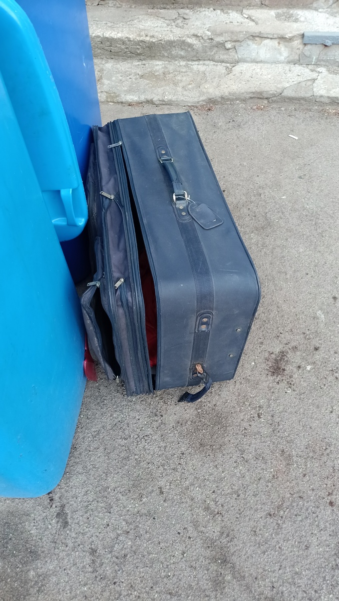 Через час остался только чемодан. Всё остальное приобрело новых хозяев.