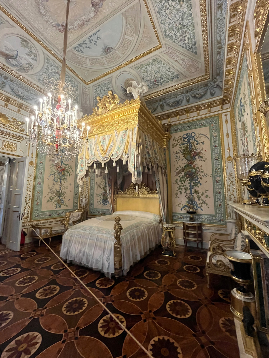 Парадная опочивальня в Павловском дворце. Фото автора.