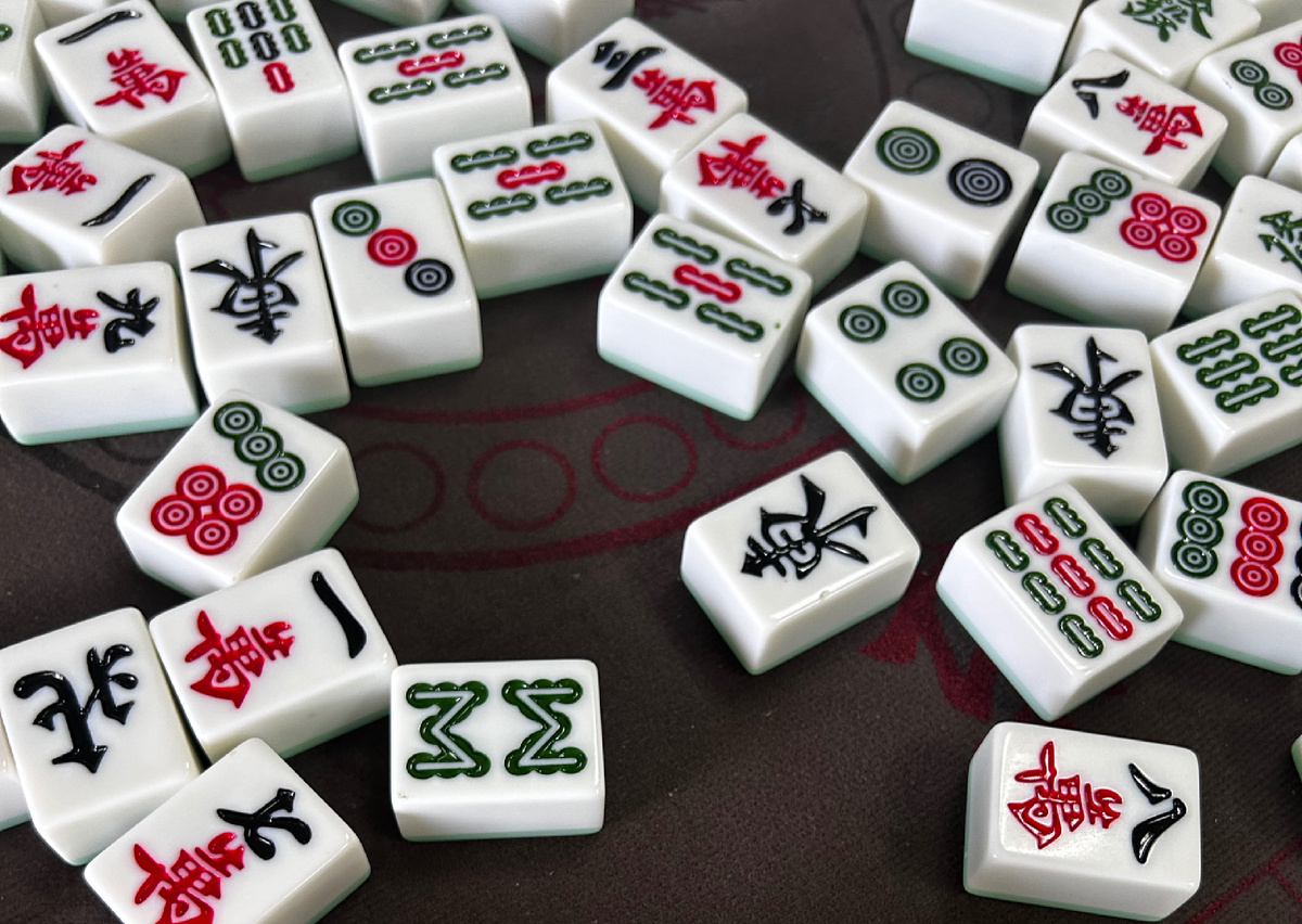 Кости для игры в маджонг. Когда я зашла в класс, учительница Ду предложила выбрать любой символ наугад, мне выпал "северный ветер"...