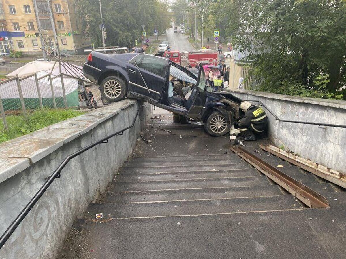    Место происшествия, где иномарка въехала в лестницу у торгового центра в Перми© Фото : Полиция Прикамья/Telegram