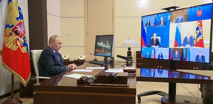 Фото с экрана телевизора. Так что не раскатывайте губу, авторство моё.