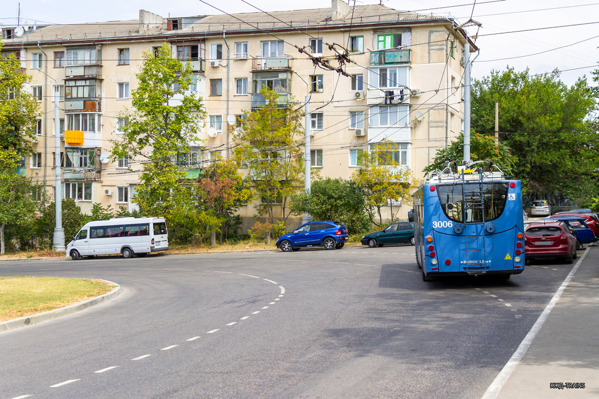 Слева виден кусочек того самого сквера, а справа от троллейбуса за кадром расположено укрытие.