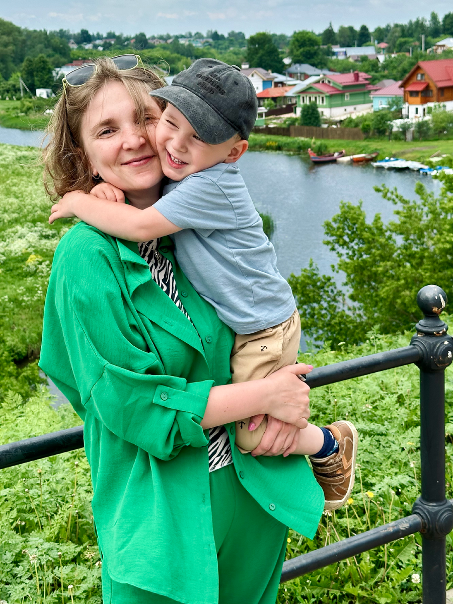 Ношу вот 15 кг любимого Тимошки на руках, мучаюсь :))) Тут ему 2 года и 6 месяцев.