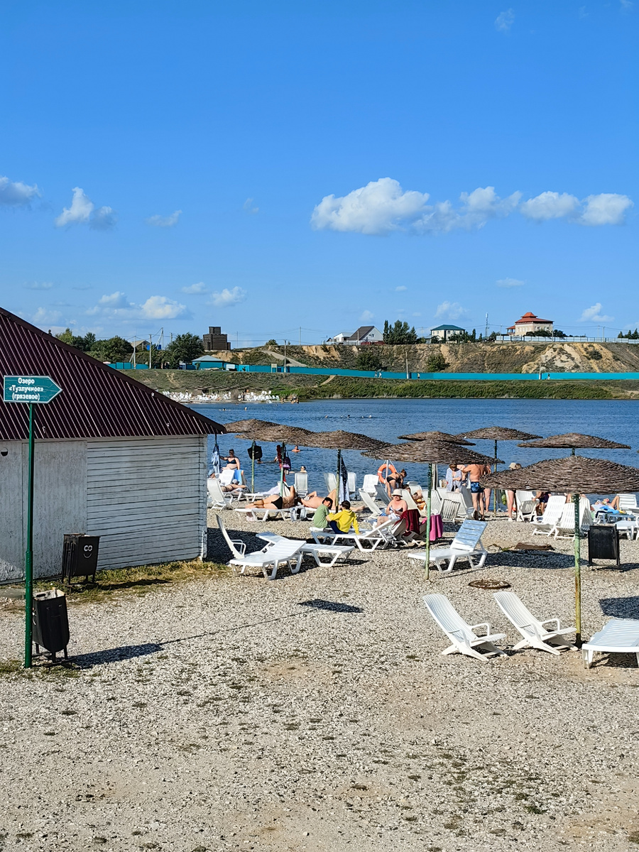 Ближе к вечеру уже много свободных лежаков.