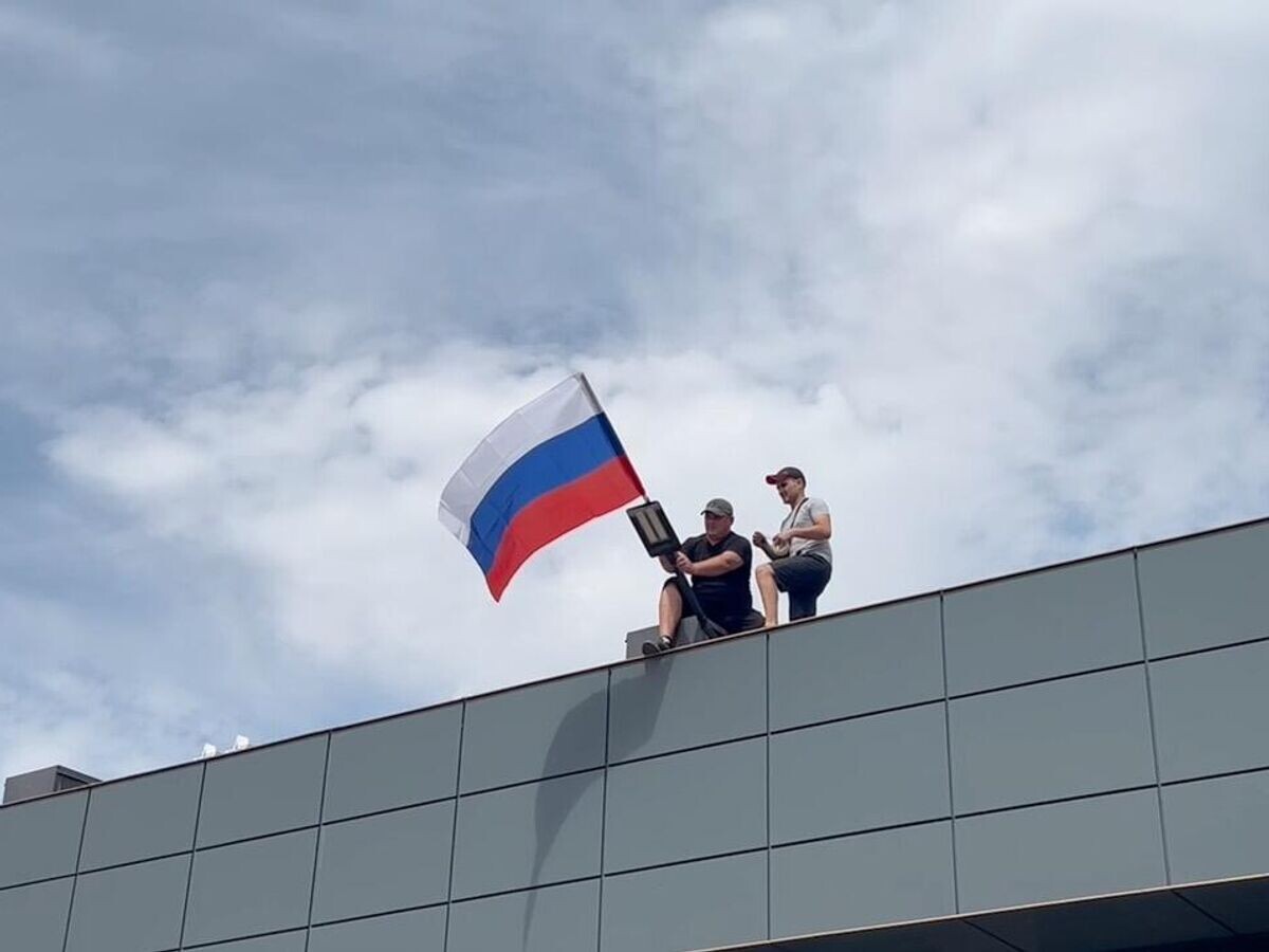    В Новокаховском городском округе обновили флаги на улицах и в административных зданиях в честь Дня российского триколора© Виталий Гура/Telegram