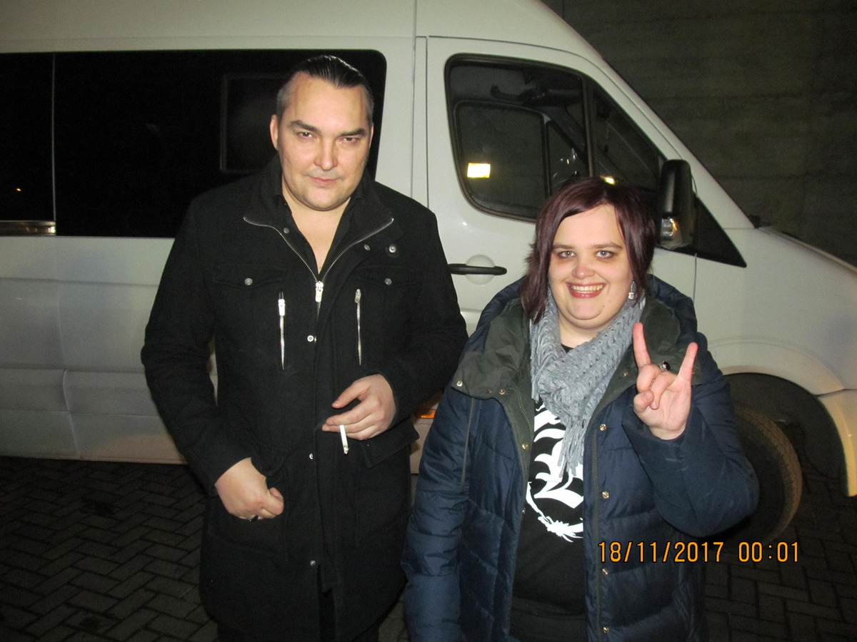 Фотография с Алексеем Горшенёвым, чёрный вход  ночного клуба Премио. После концерта группы Кукрыниксы " Кукрыниксы. Прощание". 