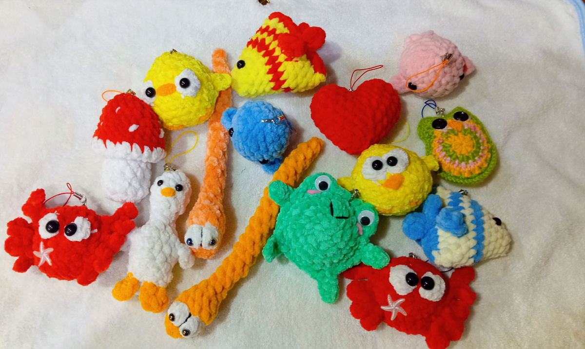 Это лишь малая часть игрушек, всё, что осталось после последней лотереи. 