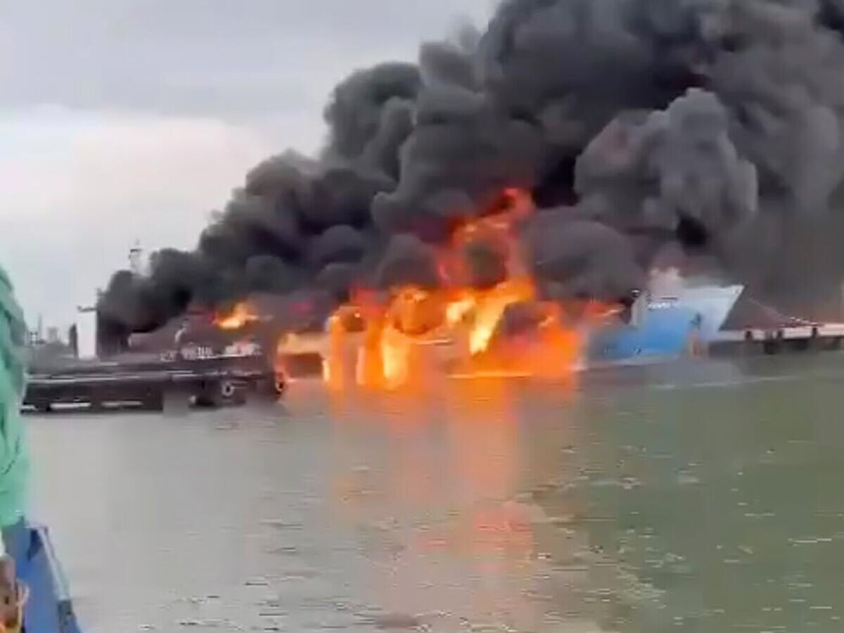    Пожар на пароме в порту "Кавказ"© Кадр видео из соцсетей