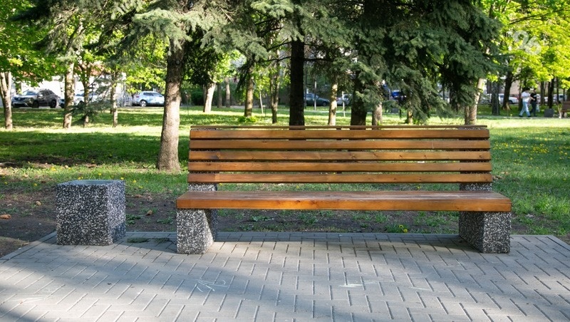    Лавочки и урны установили в новом сквере Фото: ИА «Победа26»