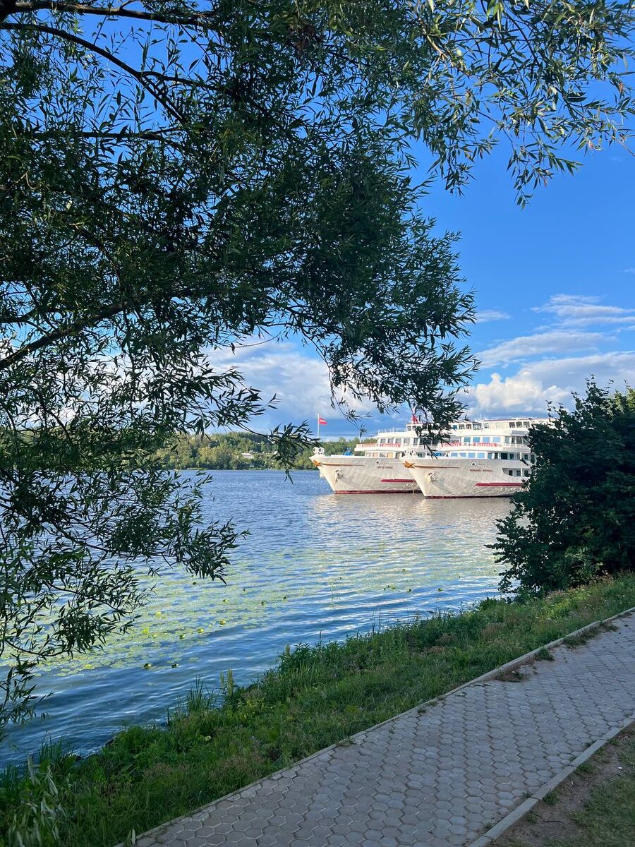 И сейчас здесь швартуются круизные суда