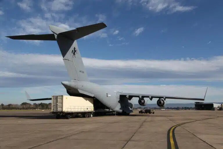 Акула-призрак впервые прибывает в Соединенные Штаты на самолете C-17 Королевских ВВС Австралии