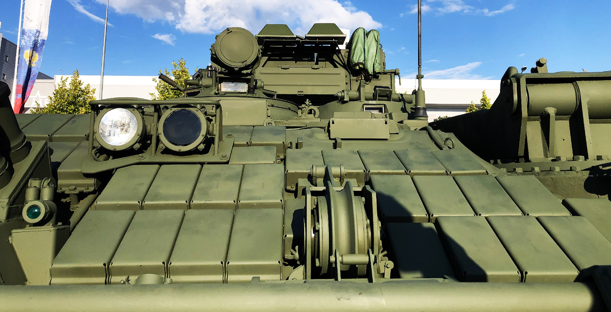 Установка контейнеров навесной ДЗ "Контакт-1" на ВЛД корпуса.