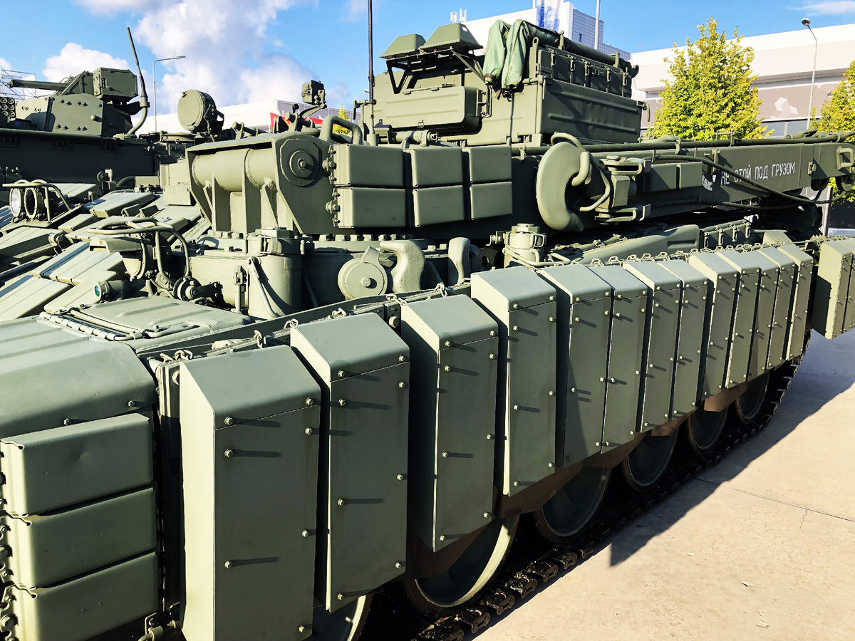 Крепление дополнительных контейнеров с ЭДЗ в стальном корпусе поверх штатных бортовых экранов. На передней секции сохранены контейнеры "Контакта-1".