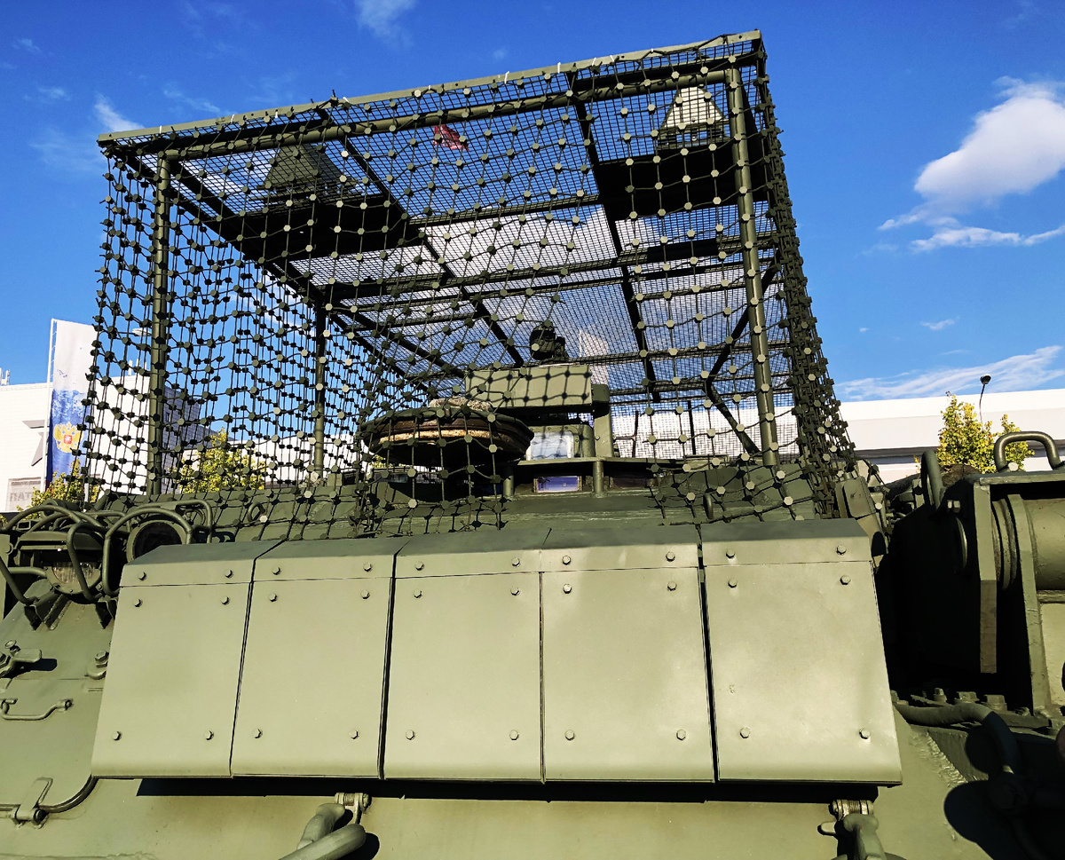 Генераторы шумов комплекса РЭБ ЛГШ-689 крепятся на защитном козырьке.