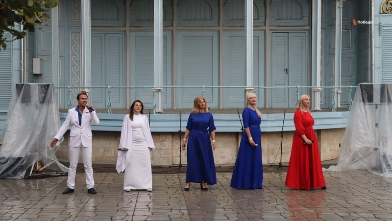    Дождь не помешал пятигорчанам и туристам насладиться концертом Фото: Елизавета Боброва / / ИА «Победа26»