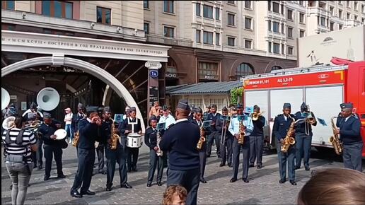 Прогулки по Москве. Арбузы в ГУМе и Оркестр ВВС ЮАР на Манежной площади