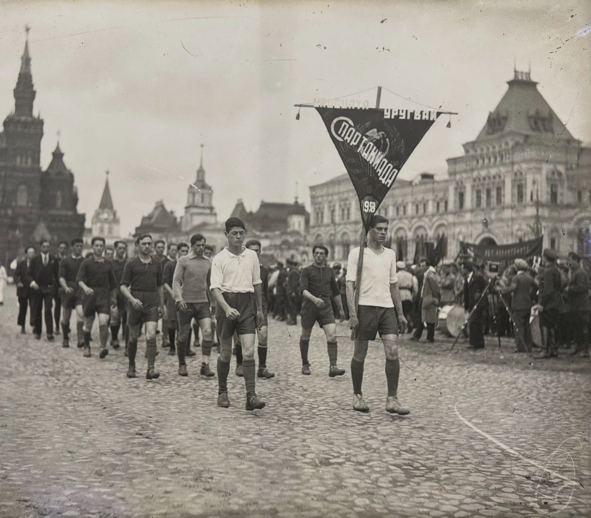 1928 год. Футболисты рабочей сборной Уругвая проходят по Красной площади, фото опубликовано пабликом "Гридасов с бородой"