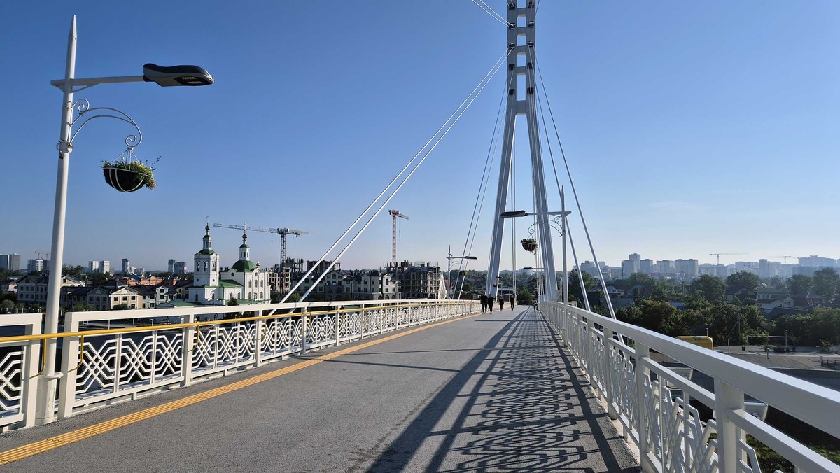 Длина путепровода примерно 250 метров. На мосту работает Wi-Fi