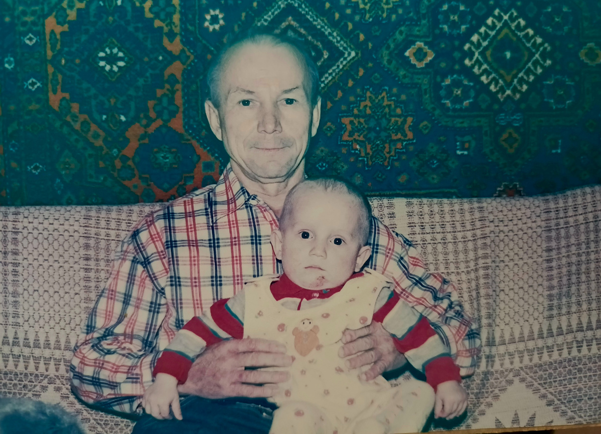 Очень мало фотографий с дедушкой ..