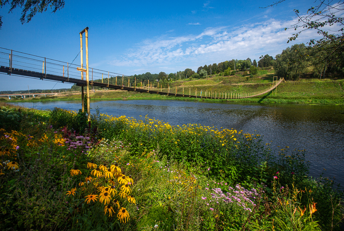 Подвесной мост через Москва-реку. Деревня Марс, Рузский городской округ. Московская область. Фото автора статьи (ещё 1 фото, листайте галерею) 