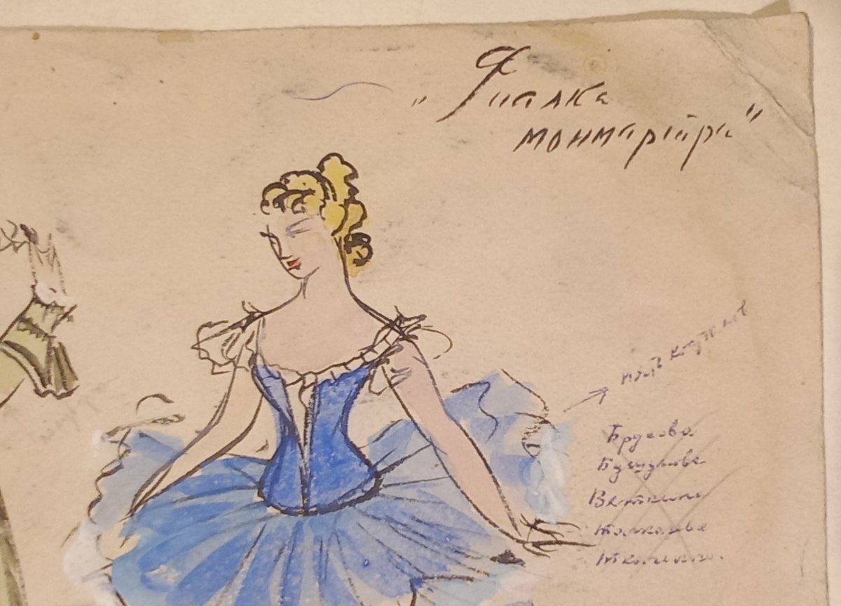 "Фиалка Монмартра". Стрелочка и надпись "Пять костюмов". Это значит, что по этому эскизу планировался пошив 5 одинаковых костюмов для балета. Ниже фамилии актрис, зачеркнуты карандашом, фозможно утвердили потом другие фамилии, не знаю...