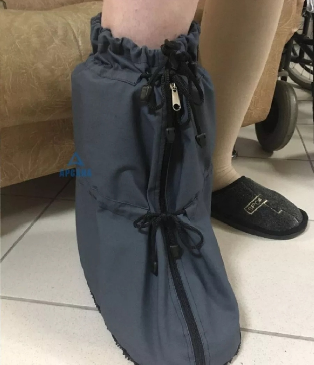 Вот такие сапожки продаются для ношения с аппаратом Илизарова.