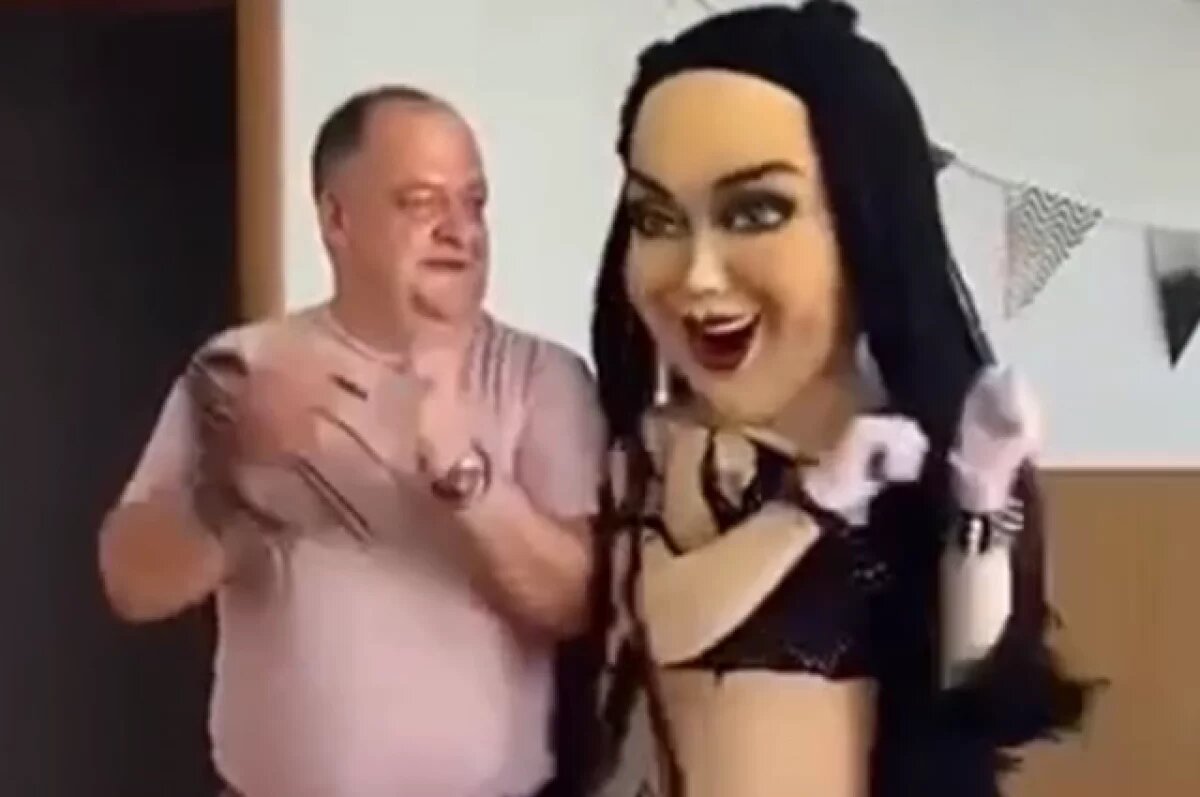    Директора автобазы в Тамбове уволят после танцев с полуобнаженной куклой