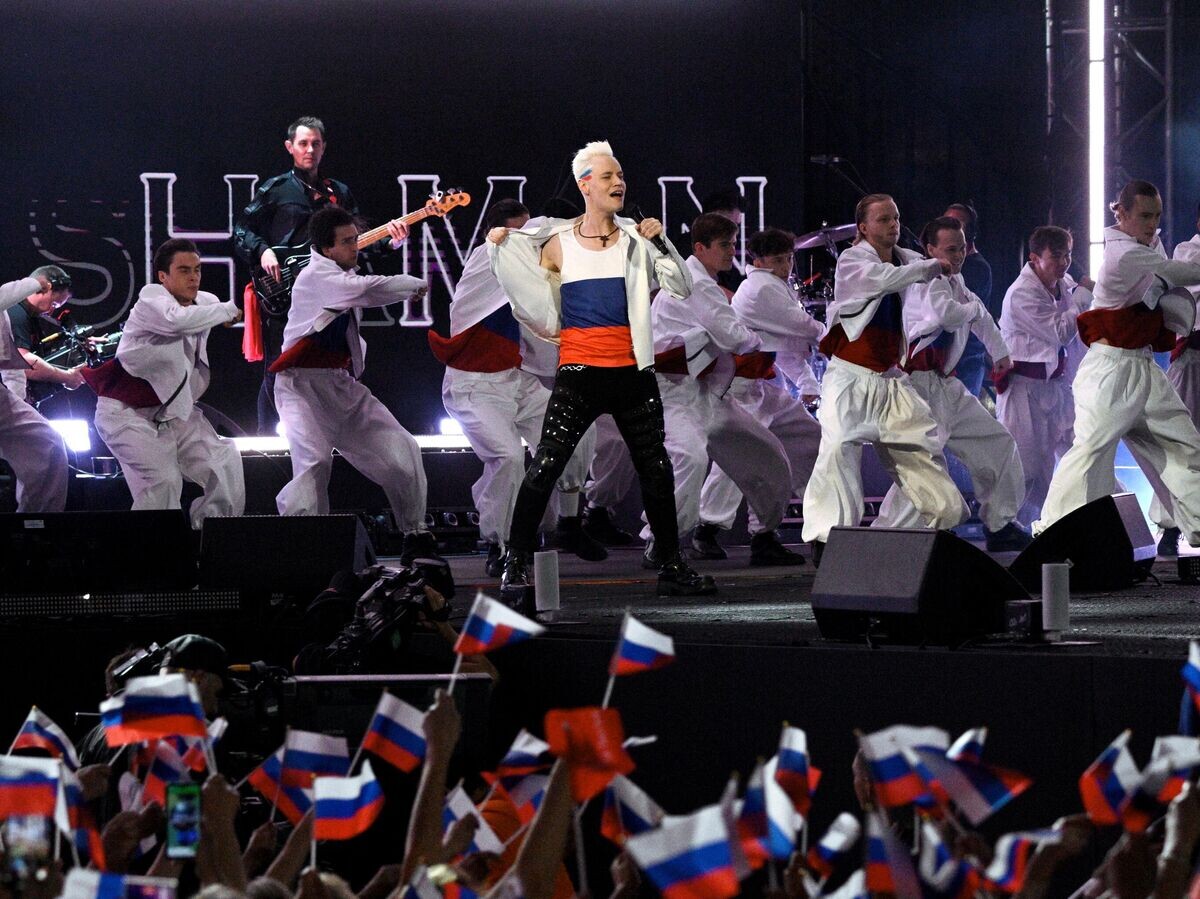    Певец Shaman выступает на праздничном концерте SHAMAN "ПОБЕДА!" в честь Дня Государственного флага РФ на Красной площади в Москве© РИА Новости / Кирилл Зыков