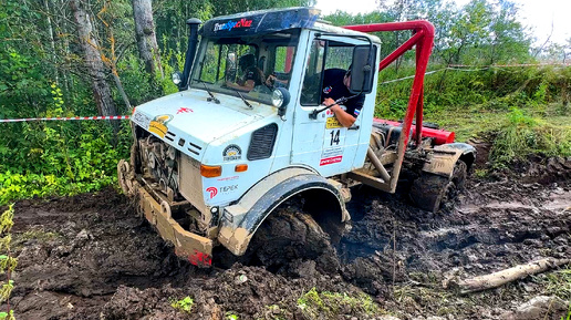 Немецкий грузовик Unimog с интересным проходом по грязевой ловушке