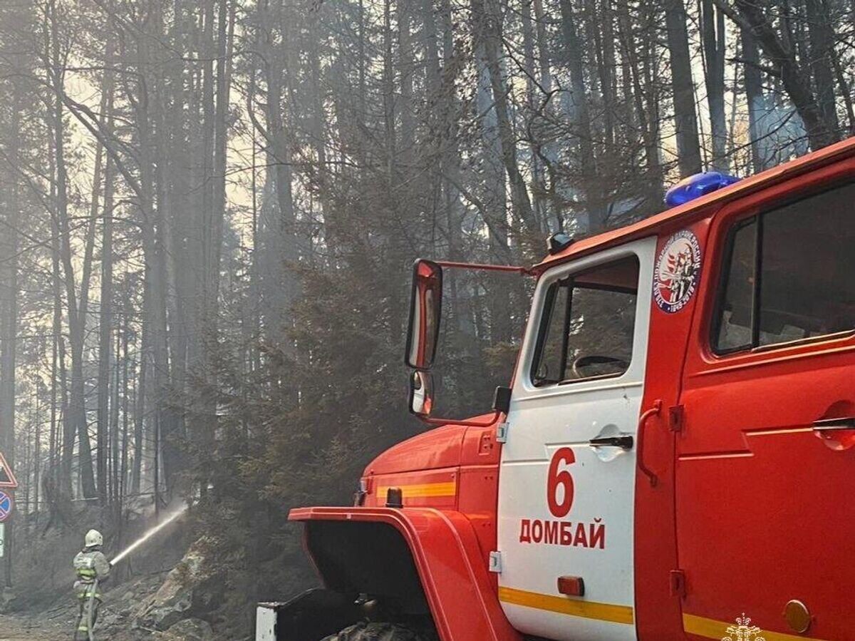    Ликвидация лесного пожара в горном ущелье Гоначхир в Карачаево-Черкесии© Фото : МЧС Карачаево-Черкесии/Telegram