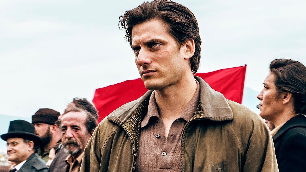 Моё лицо, когда в аннотациях спойлерят сюжет. // Кадр из итальянской, довольно вольной экранизации романа 2021 года.