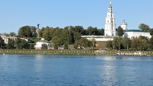 Возвращаемся обратно.... Проплываем мимо Ипатьевского монастыря.