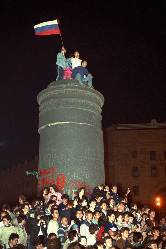 22 августа — в России «день флага». Бело-сине-красного. В этот день в Августе 1991 года он стал государственным.-11